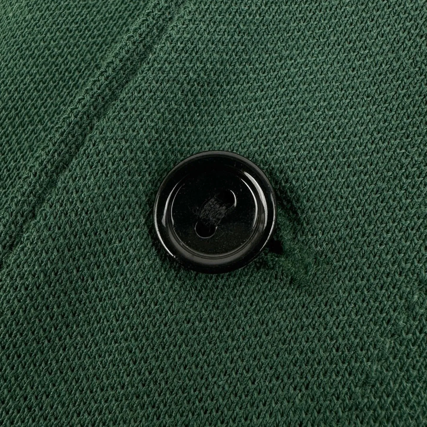 Lacoste crocodile logo Polo shirt (Green). The original version was purchased for 1,090 and developed. The fabric is made of custom-made glaze bee extract cotton. It is delicate, soft and comfortable. It is a pine dark green that has been deposited by time. The soft tones make people calm and calm. The iconic small crocodile pops up in the heart and coexists with the background color. It does not grab the color but has its own recognition. It is simple and simple. It uses solid color as the base and the logo as the print. It shows the texture and brand heritage in a low-key manner. It adopts the stamping process to make independent embroidered stamps through computer embroidery, and then positions them and sews them to fix it on the clothes. It has a strong three-dimensional effect, is strong and washable, has stable quality, and the fabrics have been washed with enzymes. It has a better hand feel and texture. It is not easy to deform, shrink or fade, and maintains long-term beauty. Size:S-M-L-XL